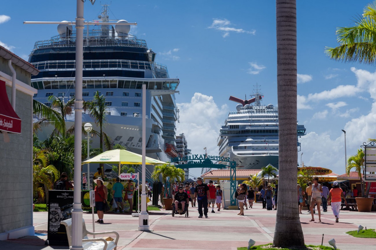 ST.MAARTEN, PHILIPSBURG - Cruise ship at St.Maarten, Philipsburg