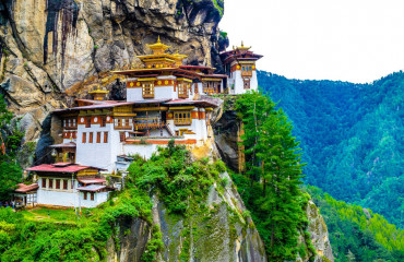 Taktshang Goemba, Mosteiro ninho do tigre, no Butão, em um penhasco da montanha.