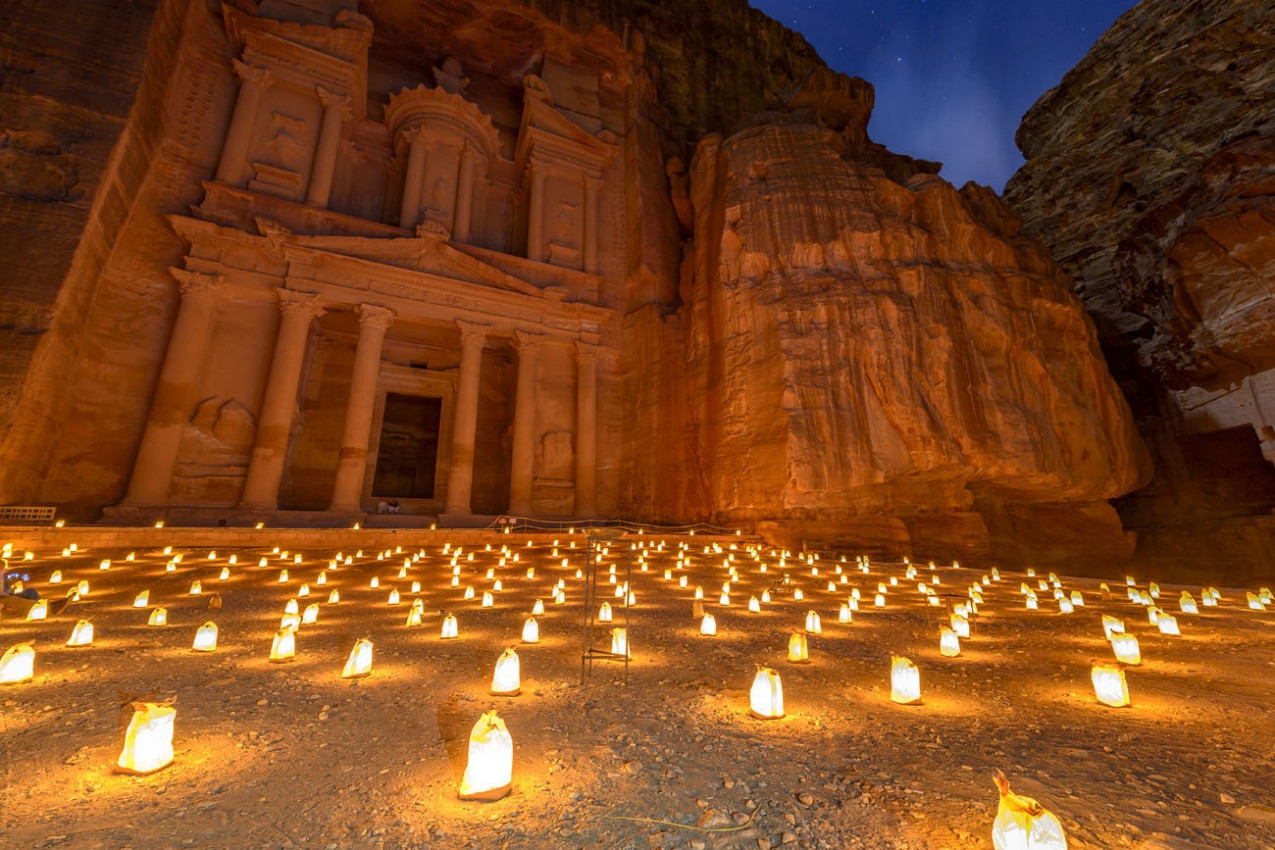 Tesouro de Khazneh em Petra, na Jordânia à noite. Petra by Night à luz de 1.800 velas.