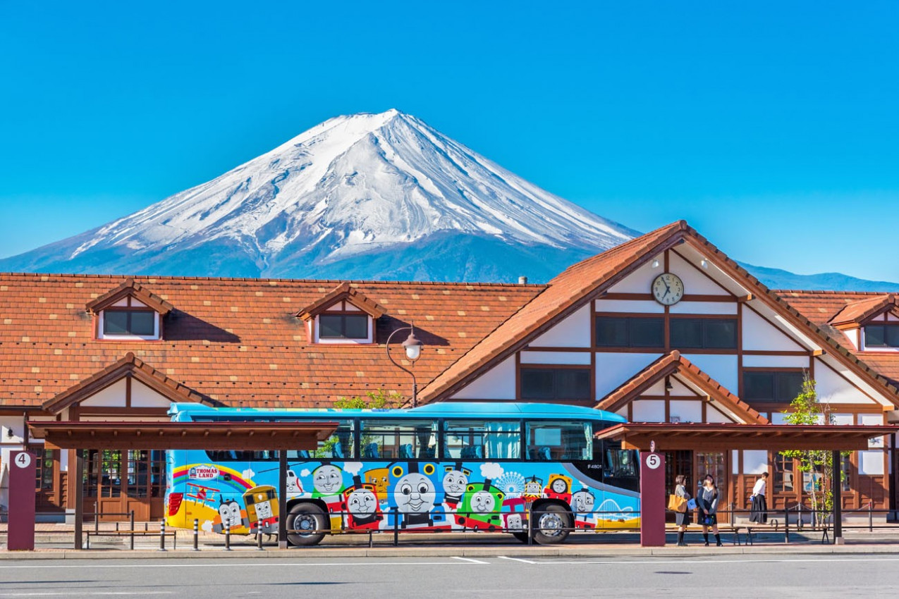 Thomas Bus na estação de Kawaguchiko, Um dos ônibus da Linha Fujikyu entre Shinjiku e Fujikyu Highlan