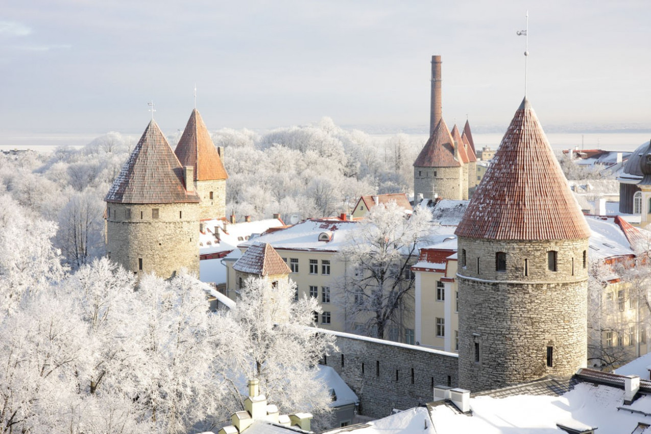 Torres da cidade Antiga em Tallinn, Estónia