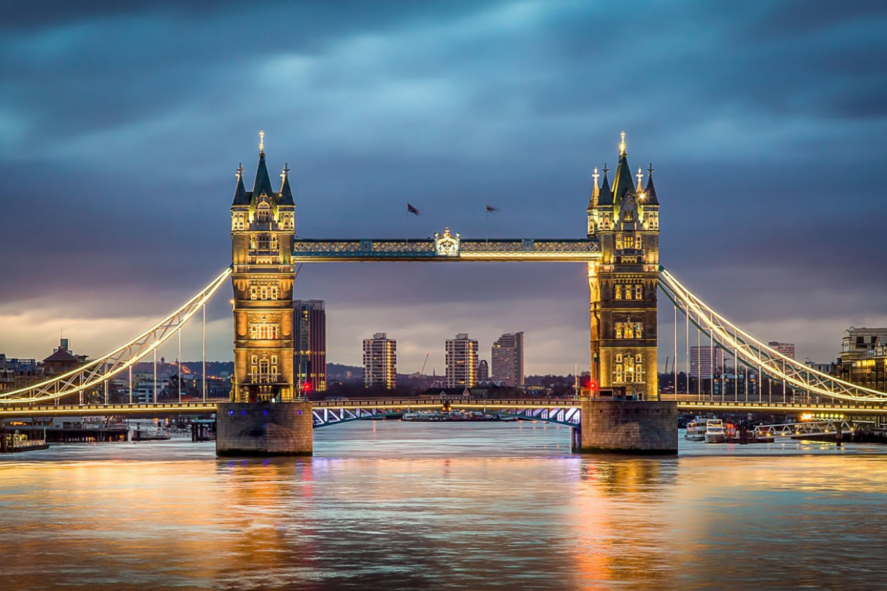 Tower Bridge, com reflexos no Tâmisa