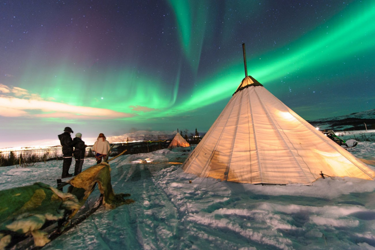 Tradicional Sami renas tendas de pele (yurts) na região da Lapónia da Noruega Troms .Os luzes polares na Noruega