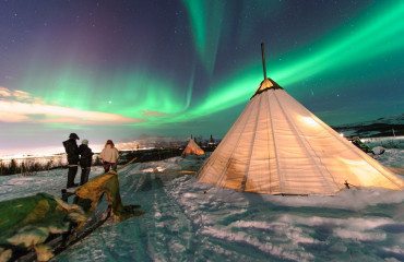 Tradicional Sami renas tendas de pele (yurts) na região da Lapónia da Noruega Troms .Os luzes polares na Noruega