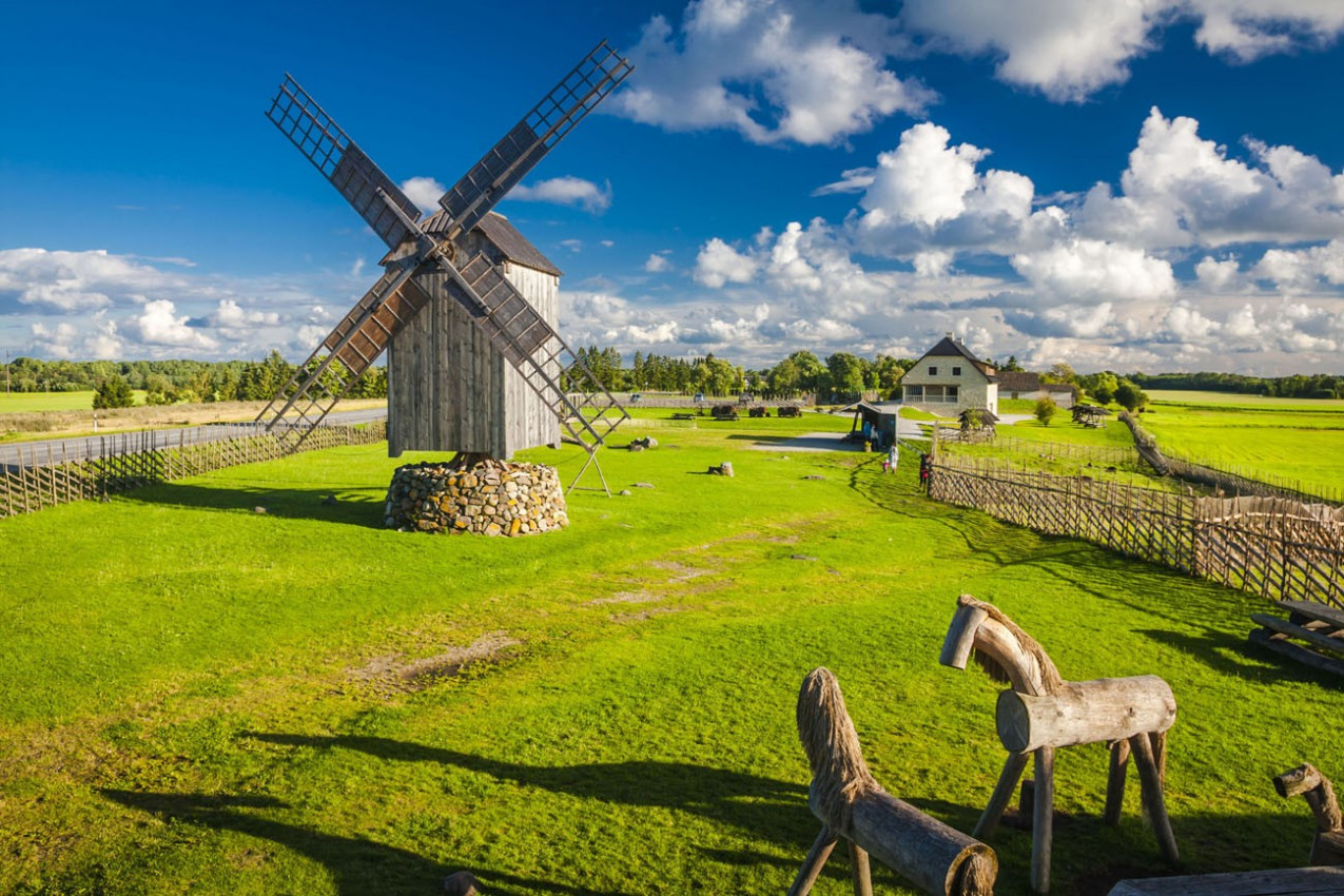 Um moinho de vento de madeira em Angla, ilha Saaremaa, Estónia