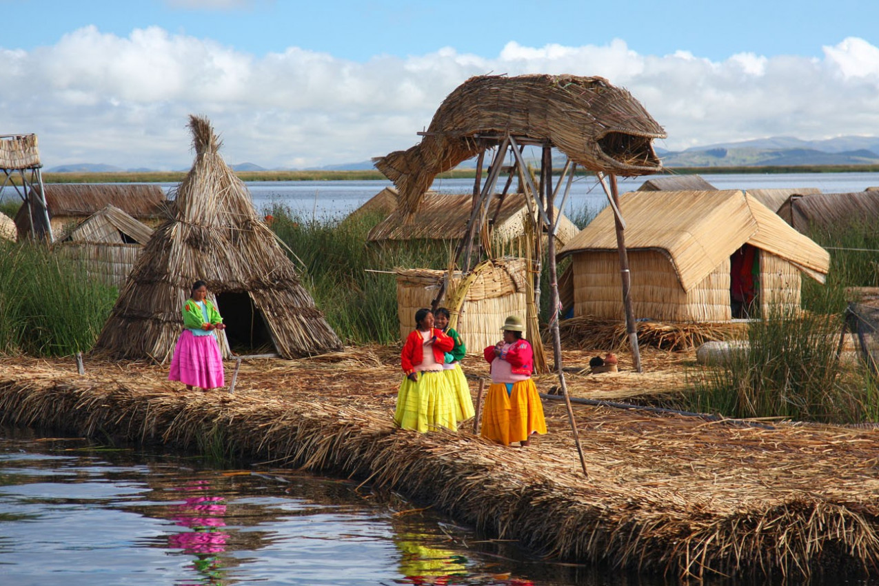 A vila de flutuação de Uros . Lago Titicaca é o maior lago da América do Sul eo lago navegável mais alto do mundo