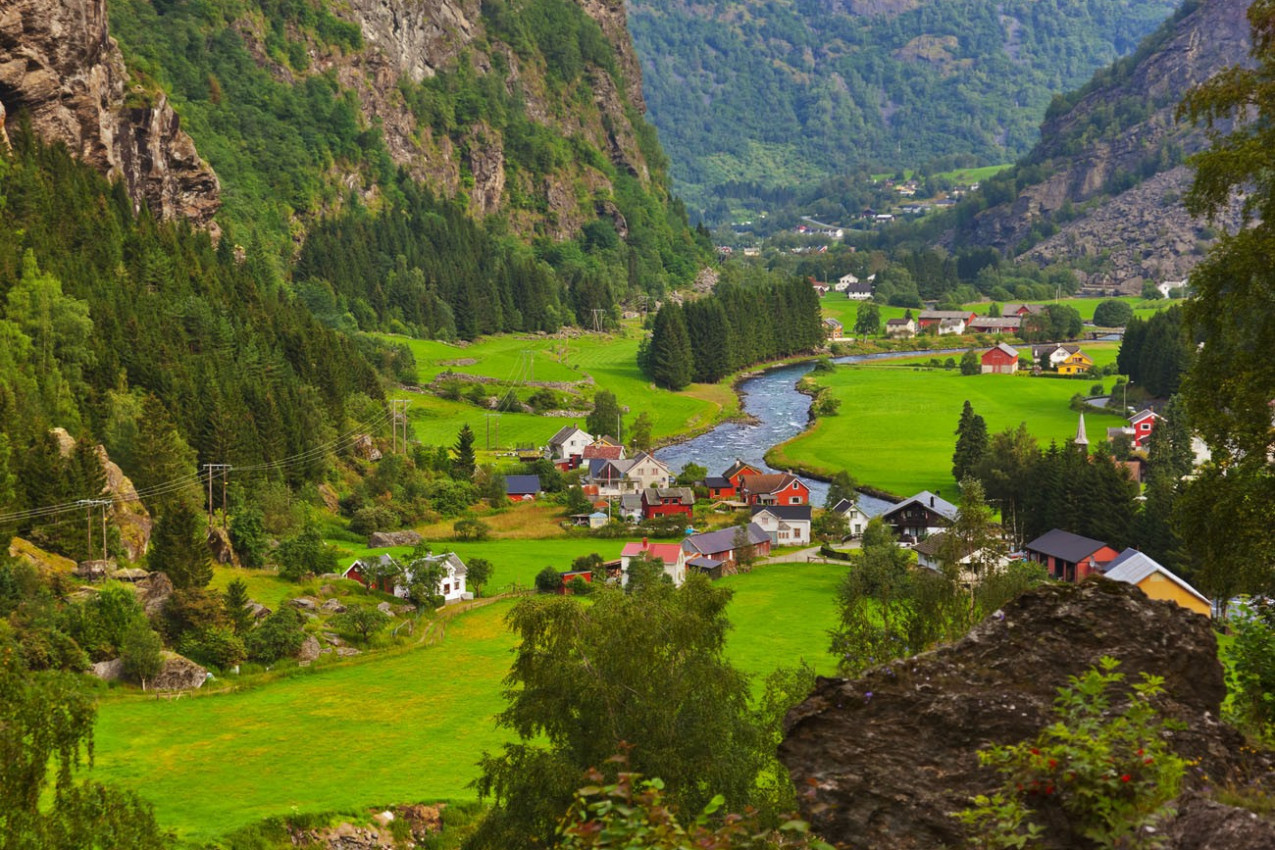 Vila em Flam - Noruega - natureza e curso fundo