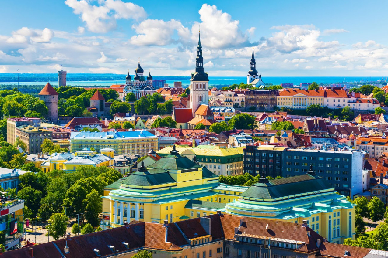 Vista aérea da arquitetura da cidade antiga de Tallinn, Estónia no Veraõ