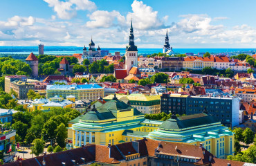 Vista aérea da arquitetura da cidade antiga de Tallinn, Estónia no Veraõ