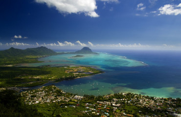 Vista aérea de Le Morne Brabant e vila Tamarin - Ilhas Mauritius