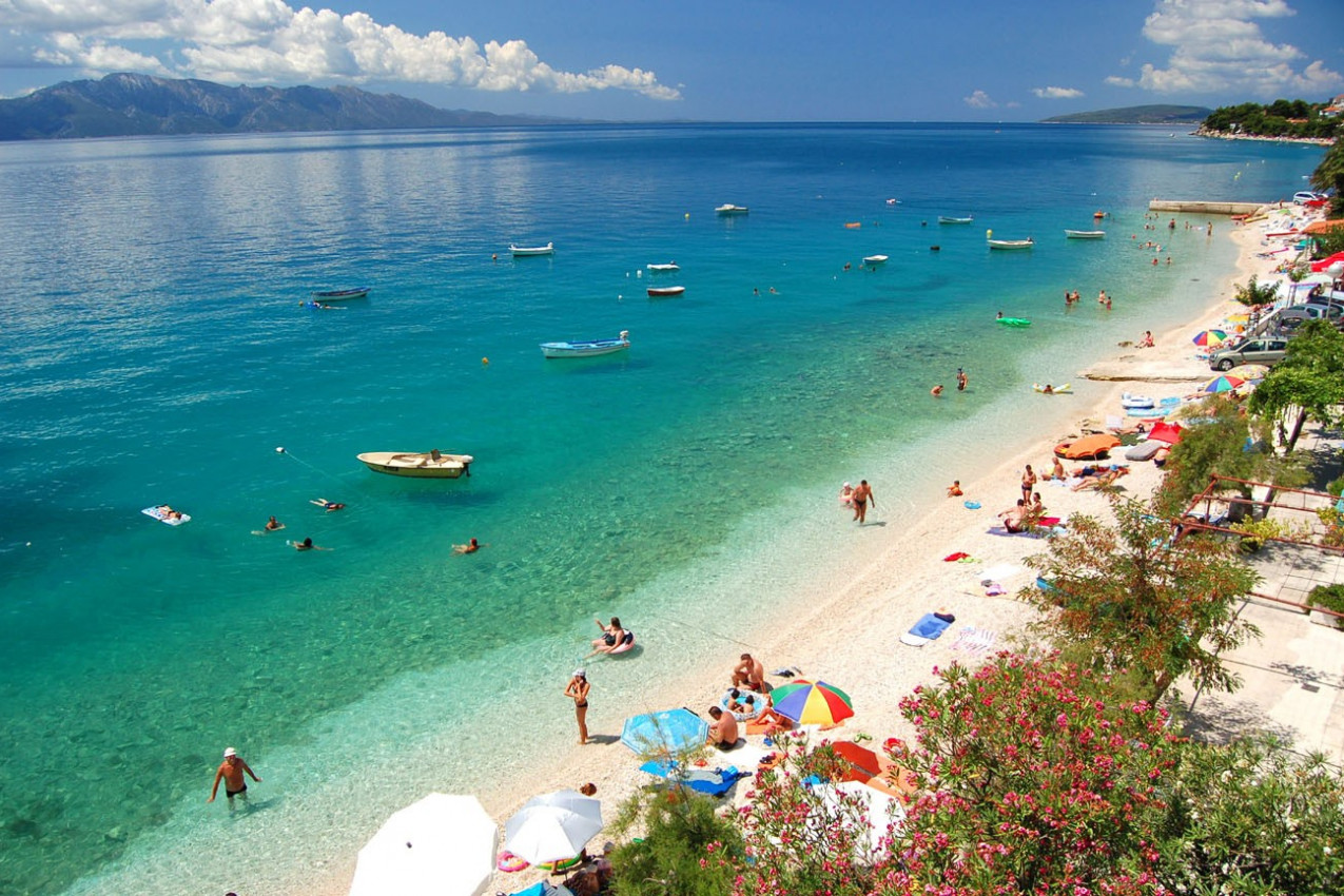 Vista da praia Dalmatian em Brist, Croácia
