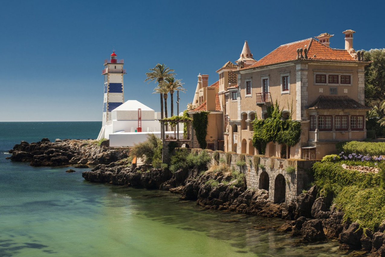 Vista do Farol de Santa Marta e Museu Municipal de Cascais, em Portugal.