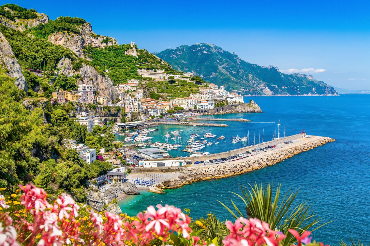 Vista do famoso cartão-postal da Costa Amalfitana com belo Golfo de Salerno, Campânia, Itália