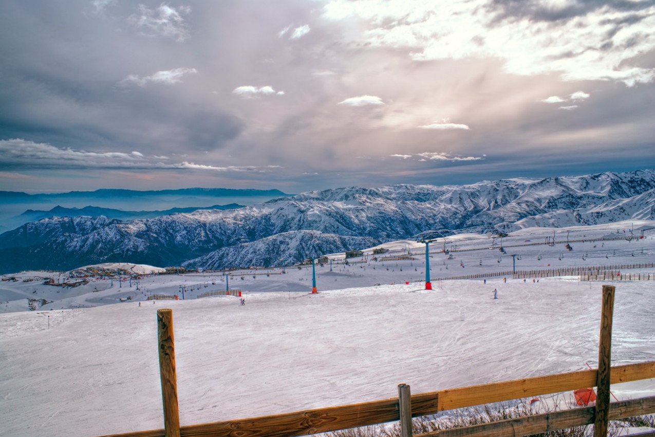 Vista pitoresca de pistas em Valle Nevado sob o céu cinzento