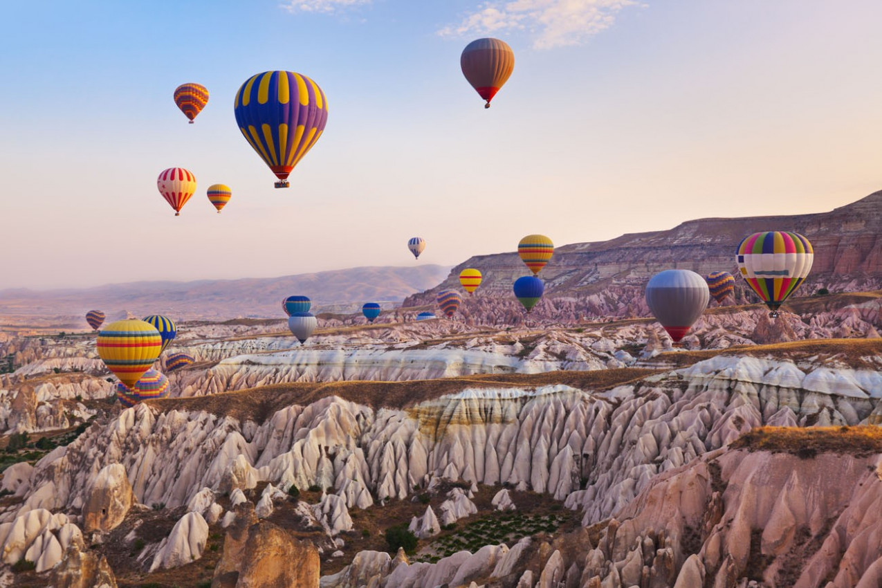 Vôo de balão de ar quente sobre a paisagem rochosas na Cappadocia Turquia