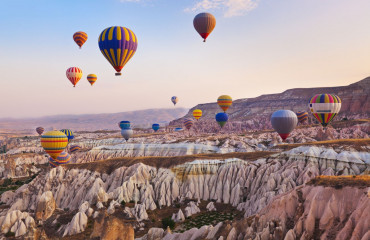 Vôo de balão de ar quente sobre a paisagem rochosas na Cappadocia Turquia