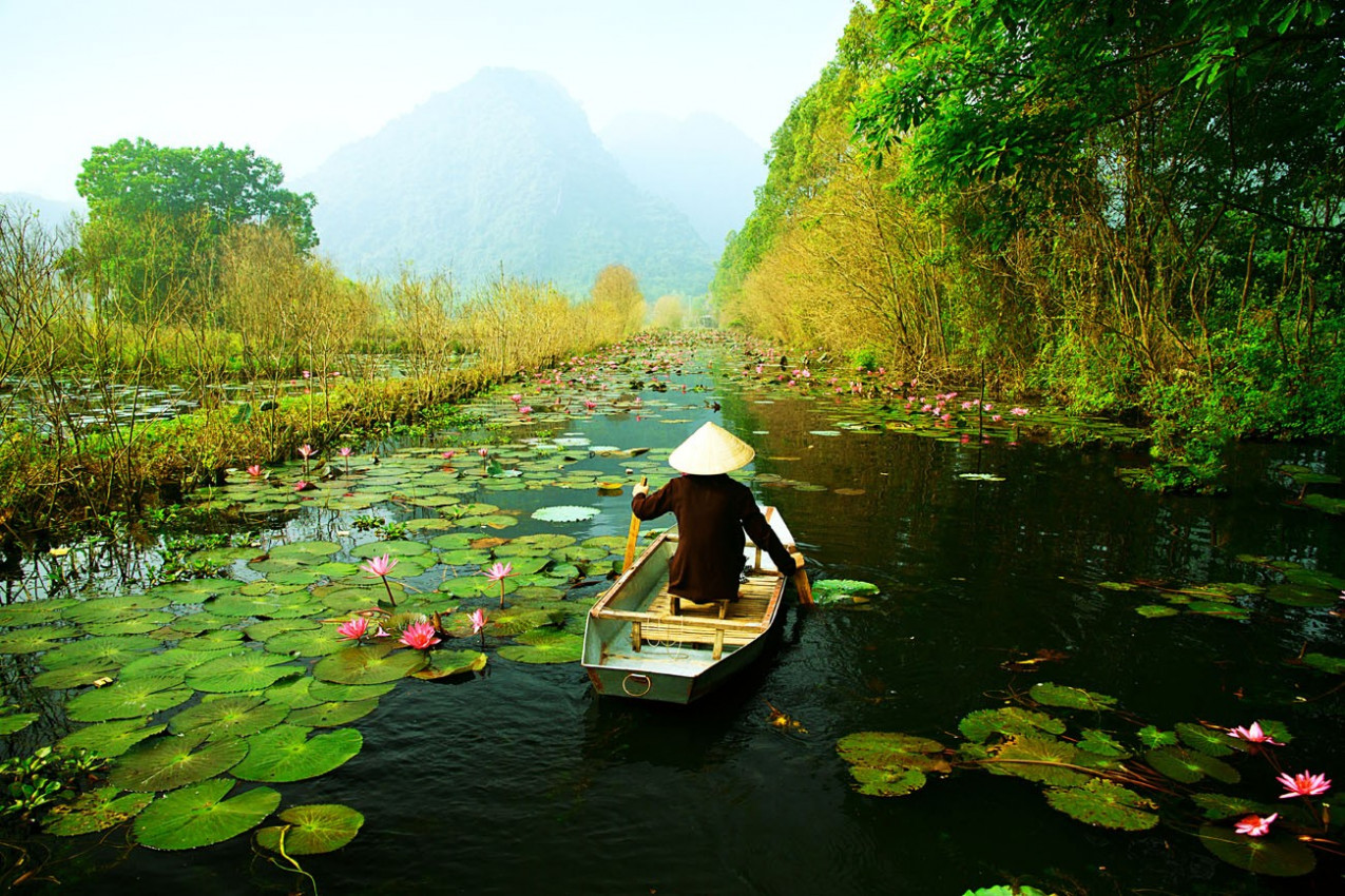 Yen córrego no caminho para Huong pagoda no outono, Hanoi, Vietnã. Paisagens Vietnã.