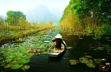 Yen córrego no caminho para Huong pagoda no outono, Hanoi, Vietnã. Paisagens Vietnã.