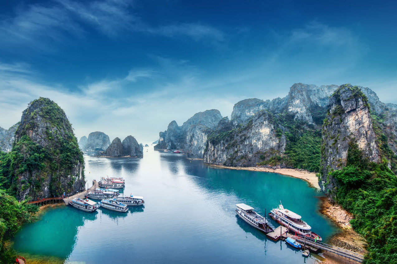 Barcos turisticos flutuando entre rochas calcárias em Ha Long Bay, Mar do Sul da China, Vietnã, sudeste da Ásia