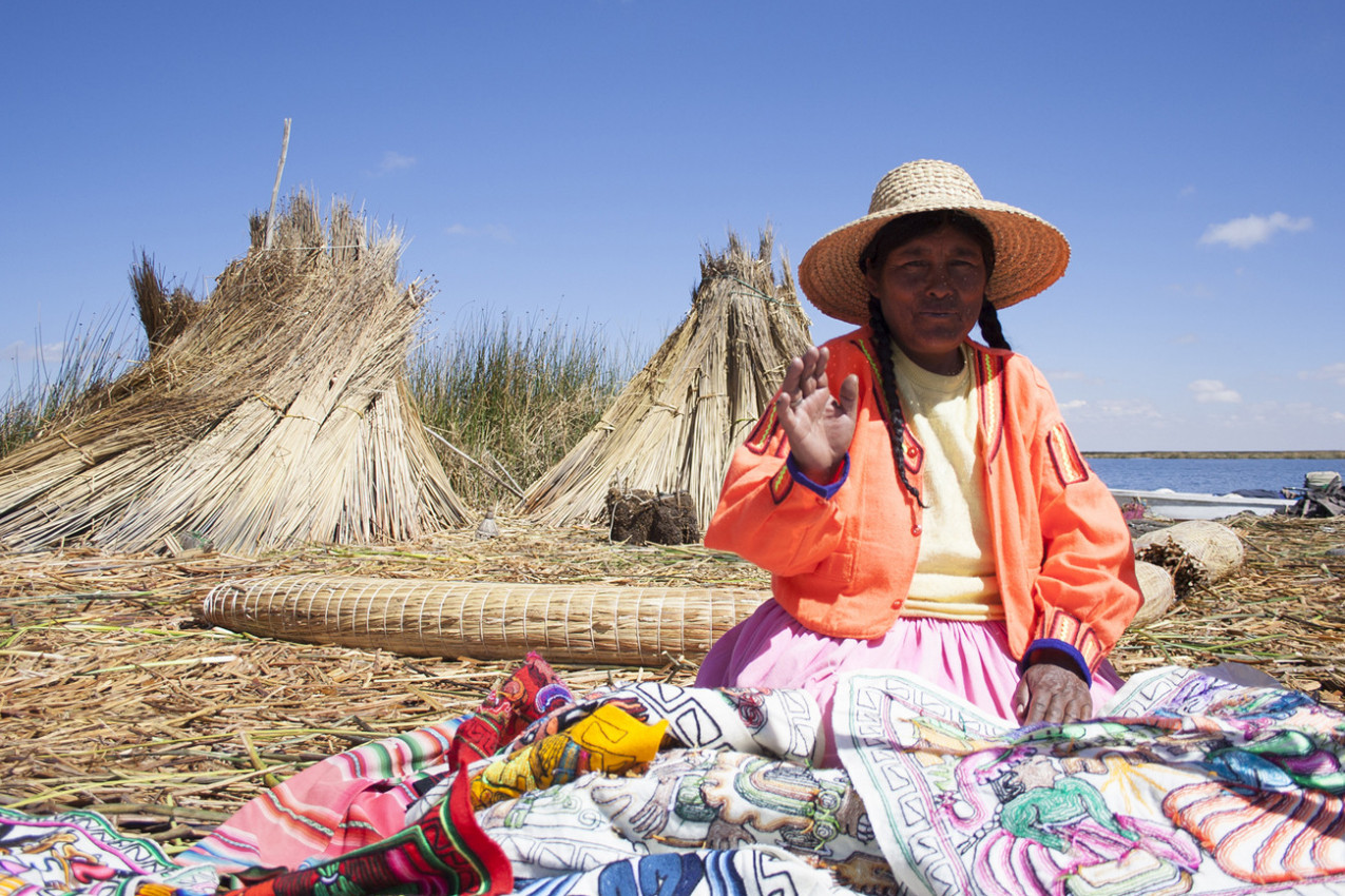 Mulher com roupa tradicional no Lago titicaca