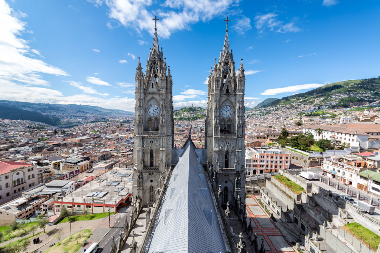 Vista das torres da Basílica em Quito