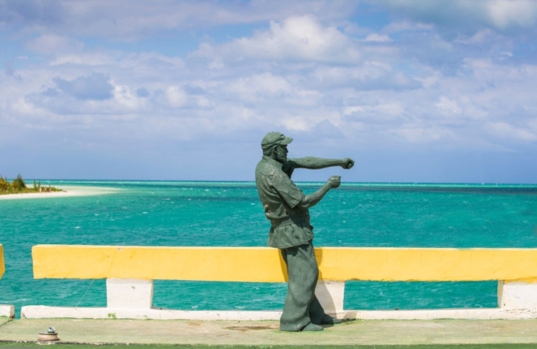 Estátua de Ernest Hemingway em Cayos Cuba