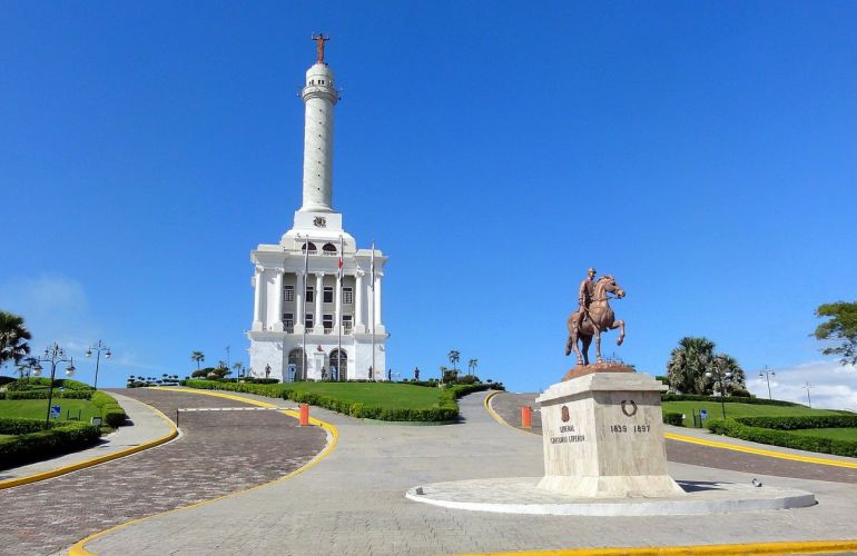 Monumento dos Heróis da Restauração em Los Caballeros